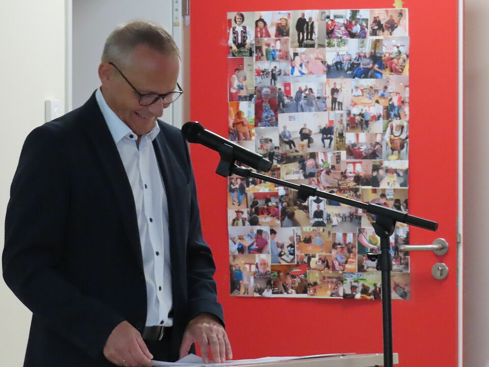 Jörg Schmitt begrüßt alle Anwesenden